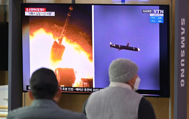 TV em Seúl exibe reportagem sobre o lançamento norte-coreano