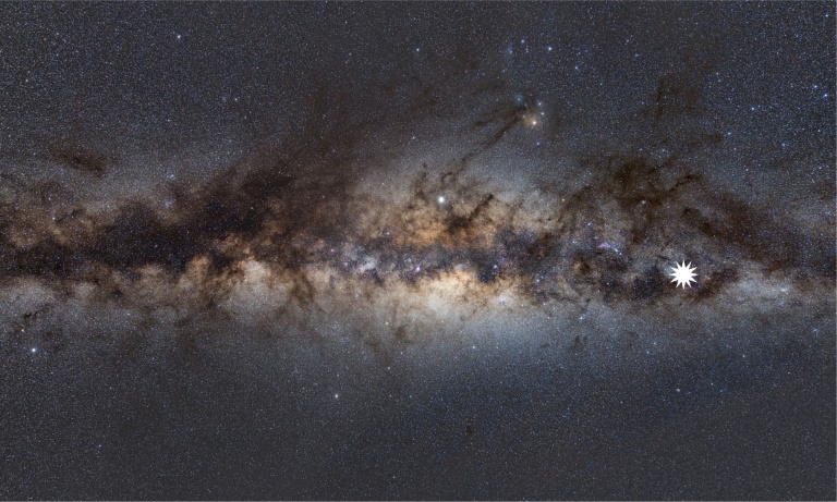 Esta imagem fornecida em 26 de janeiro de 2022 pela astrofísica Natasha Hurley-Walker, da Curtin University da Austrália, mostra a Via Láctea vista da Terra