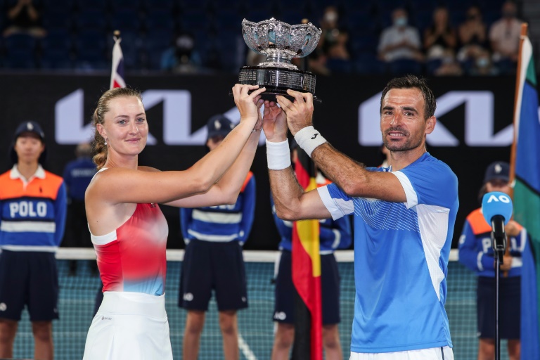 A francesa Kristina Mladenovic e o croata Ivan Dodig erguem o troféu de duplas mistas do Aberto da Austrália