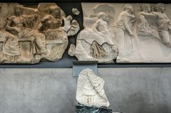 Fotografia tirada em Atenas em 10 de janeiro de 2022 mostra um fragmento de mármore (C) do Partenon, que se acredita representar o pé e a túnica inferior da deusa Artemis, exposto no Museu da Acrópole (Giorgos KONTARINIS/AFP)