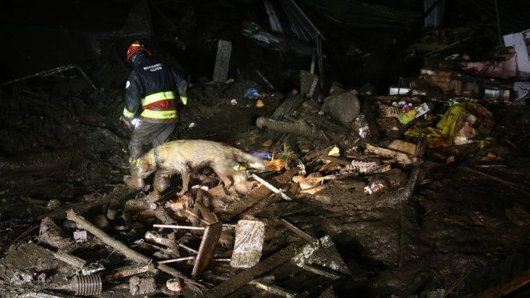 Operação de resgate de vítimas do deslizamento de terra provocado pelas fortes chuvas em 31 de janeiro de 2022, em Quito