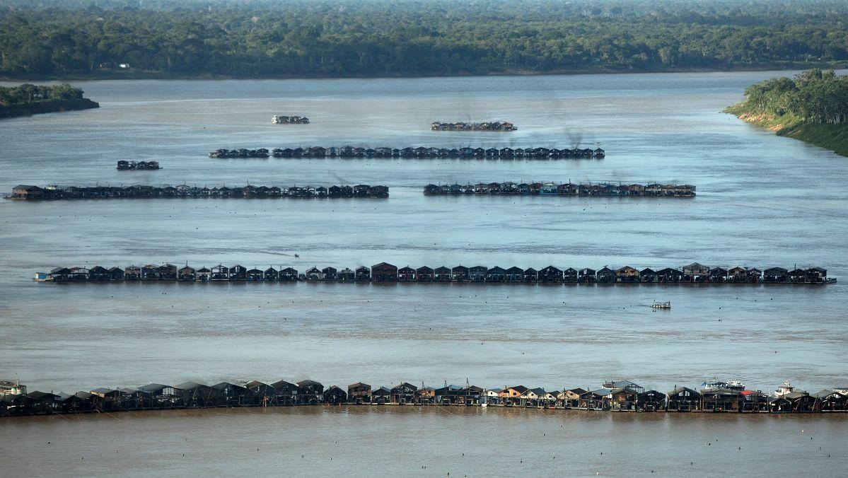 Alojamentos e estruturas de mineração sem licença ambiental no afluente do Rio Amazonas