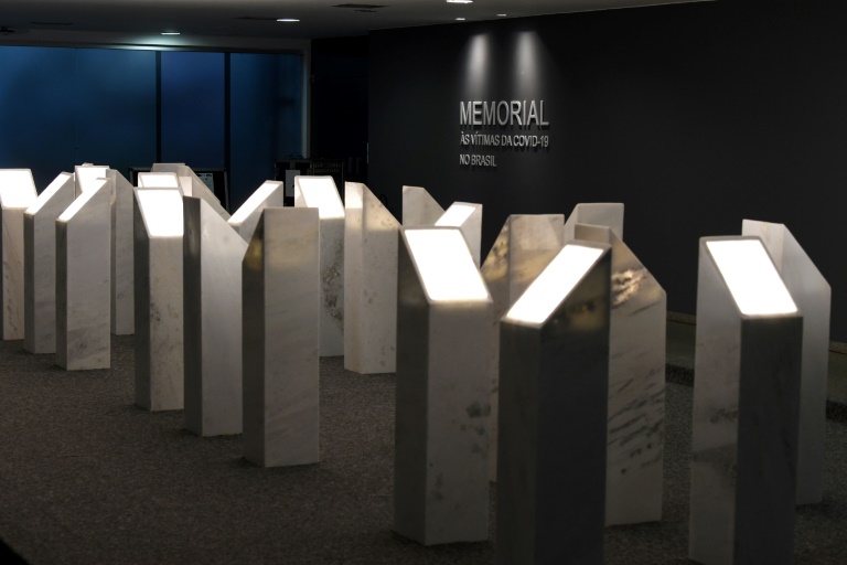 O memorial, de autoria dos arquitetos Vanessa Novais Bhering e André Luiz de Souza Castro, é composto por 27 prismas iluminados internamente