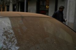 Uma camada de poeira do Saara cobre um automóvel estacionado em uma rua de Madri, capital da Espanha, em 15 de março de 2022 (Gabriel Bouys/AFP)