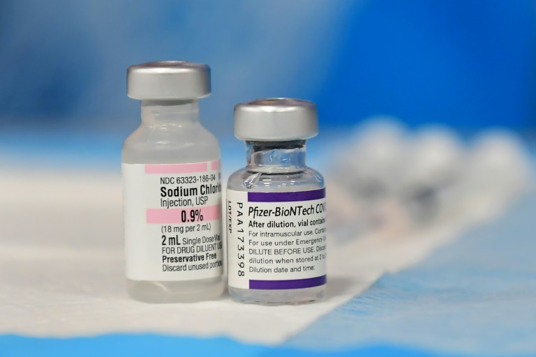 Frascos da vacina da Pfizer contra a covid-19, fotografados em 15 de dezembro de 2021 em Los Angeles, Estados Unidos