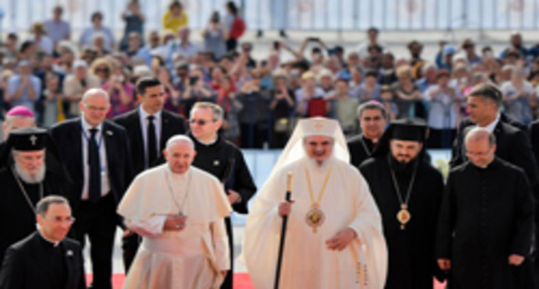 Papa Francisco, em visita à Romênia em 2019, encontrou-se com o patriarca Daniel, líder da Igreja Ortodoxa Romena (La Stampa)