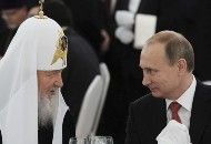 O presidente russo Vladimir Putin, à direita, ouve o Patriarca Ortodoxo Russo Kirill de Moscou durante uma recepção no Kremlin em Moscou em 28 de julho de 2015, foto de arquivo. ((SNC))