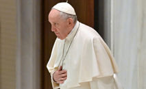 Papa Francisco participa de sua audiência geral semanal na sala Paulo VI em 23 de fevereiro de 2022 no Vaticano (Alberto Pizzoli/AFP)