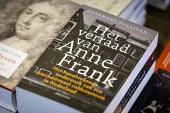 Exemplares do livro 'Quem traiu Anne Frank?' (em tradução livre), da canadense Rosemary Sullivan, à venda em livraria da Haia, em 2 de fevereiro de 2022 (Sem van der Wal/AFP)