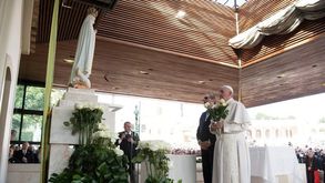 Papa Francisco diante da Virgem de Fátima (Vatican Media)