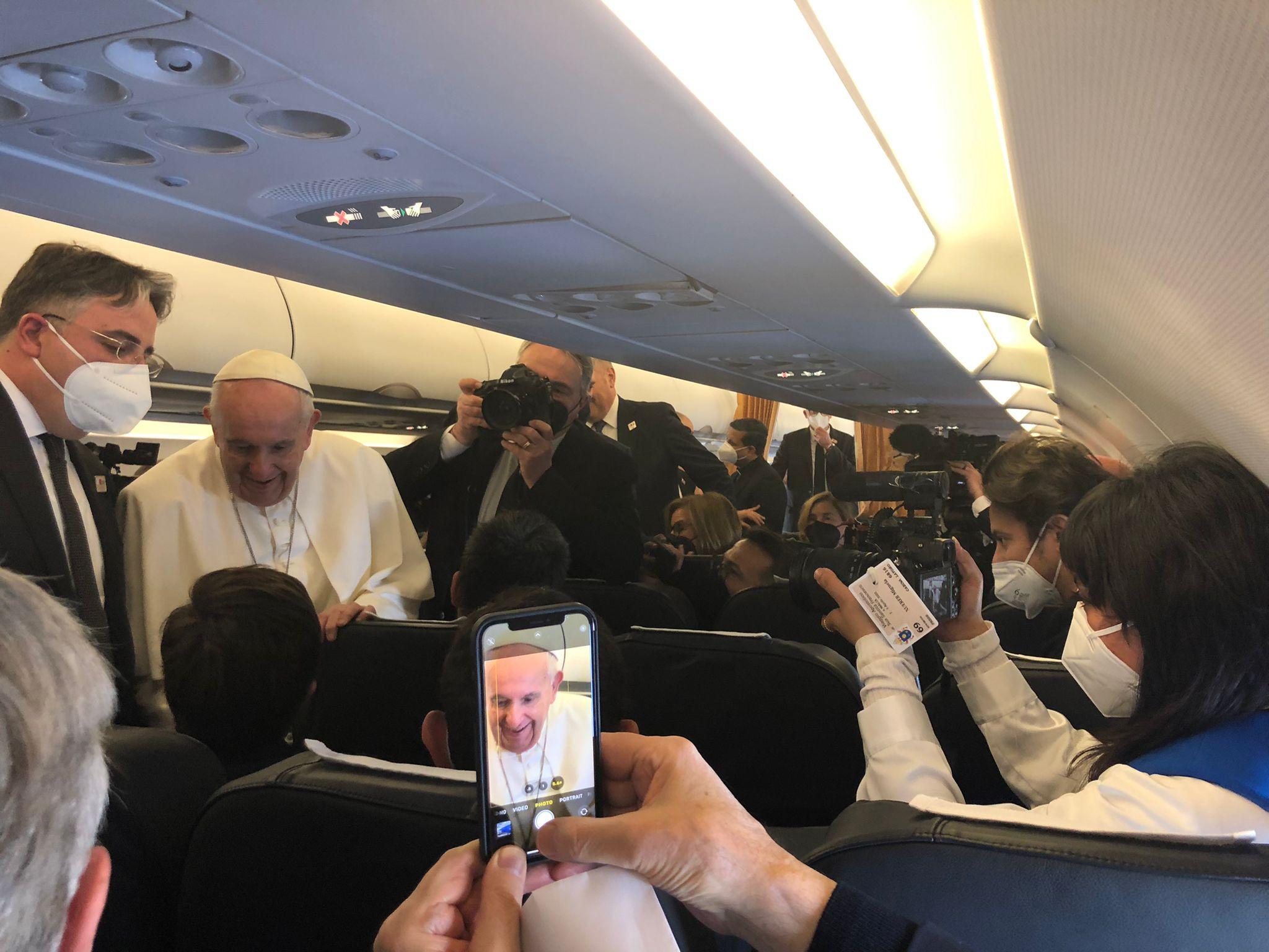 Papa Francisco, em voo a Malta, neste sábado (2), diz a jornalistas que cogita ir à Ucrânia