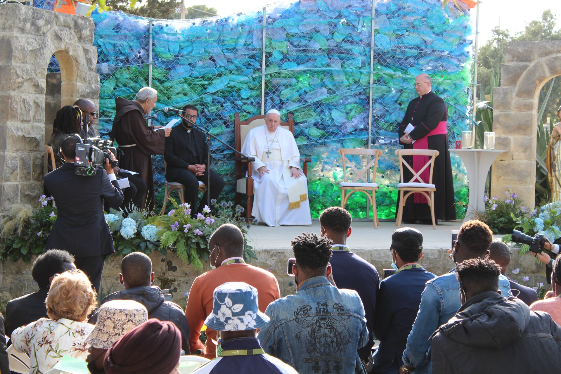 Papa Francisco em encontro com refugiados em Malta neste domingo, 3