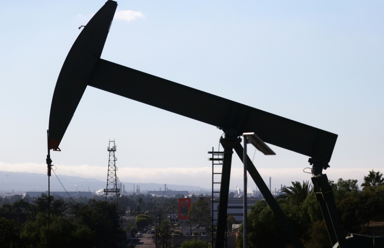 Exploração de petróleo em Long Beach, Califórnia, Estados Unidos. Cientistas calculam que 30% das emissões de metano estão relacionadas com a produção de combustíveis fósseis