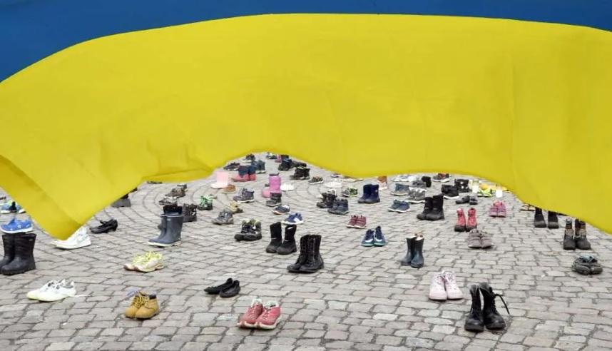 Calçados infantis são vistos durante manifestação organizada pela Associação Ucraniana na Finlândia, para homenagear a memória das crianças mortas em Mariupol, na Ucrânia