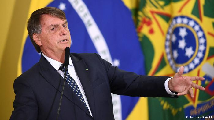Bolsonaro já teve vídeos que espalham mentiras sobre a covid-19 excluídos do canal.
