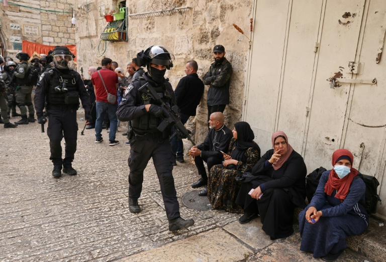 A polícia israelense patrulha em frente ao Lions Gate na Cidade Velha de Jerusalém, enquanto os palestinos esperam para entrar na Esplanada das Mesquitas