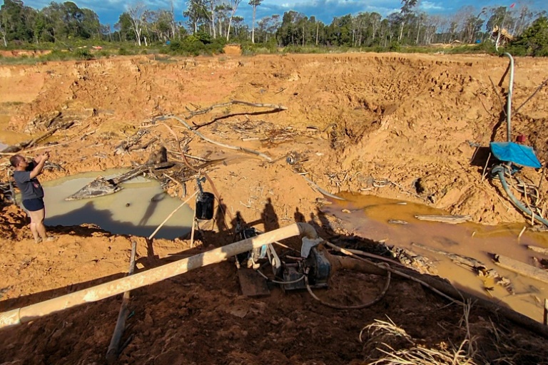 Mina ilegal de ouro em Bandar Limabung, Indonésia, onde 12 mulheres morreram em um deslizamento de terra