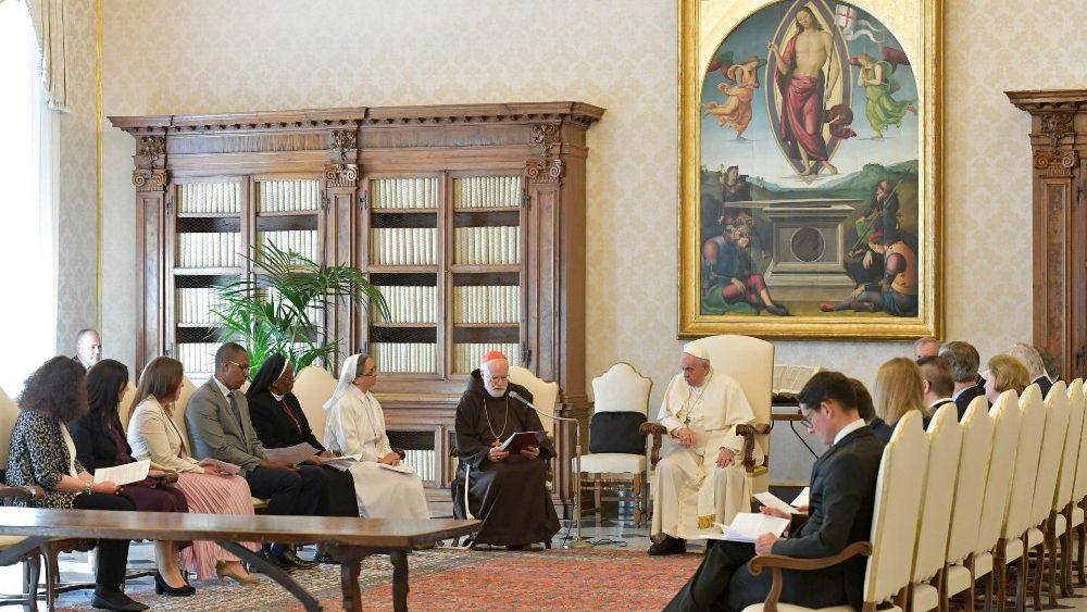 Francisco com os mebros da Pontifícia Comissão para a Tutela dos Menores