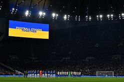 Jogadores aplaudem por um minuto em apoio à Ucrânia, durante jogo da Premier League entre Tottenham Hotspur e Everton no estádio Tottenham Hotspur em Londres, 7 de março de 2022 (Ben STANSALL/AFP)