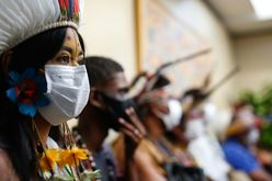 Indígenas se reúnem com parlamentares no Congresso Nacional, em Brasília, Brasil, em 9 de março de 2022, durante um protesto contra as políticas do presidente Jair Bolsonaro que prejudicam seus direitos à terra. (Sergio Lima/AFP)