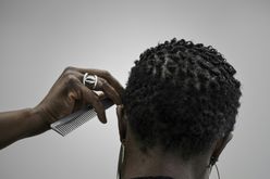 Mulher negra em um salão de cabeleireiro em Bagneux, França, em 19 de outubro de 2017 (PHILIPPE LOPEZ/AFP)