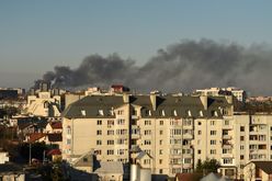 Fumaça provocada por explosão em 18 de marçode 2022 na cidade ucraniana de Lviv (Yuriy Dyachyshyn/AFP)