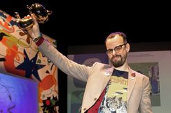O autor de quadrinhos Marcello Quintanilha recebe o principal prêmio do Festival de Angoulême, na França, em 19 de março de 2022 (YOHAN BONNET/AFP)
