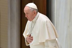 Papa Francisco participa de sua audiência geral semanal na sala Paulo VI em 23 de fevereiro de 2022 no Vaticano (Alberto PIZZOLI/AFP)