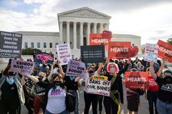Defensores e opositores do direito ao aborto manifestam-se perante a Suprema Corte de Justiça dos EUA, em 1º de novembro de 2021 (Drew Angerer/AFP)