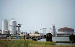 Uma refinaria de gás natural liquefeito em Cameron, Louisiana, em 26 de agosto de 2020 (ANDREW CABALLERO-REYNOLDS/AFP)