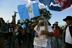 Manifestação na Cidade da Guatemala em 2019 em apoio à Comissão Internacional contra a Impunidade das Nações Unidas, CICIG, que foi fechada pelo governo do então presidente Jimmi Morales (ORLANDO ESTRADA/AFP)