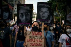 (19 mar) Manifestação em Lima contra a libertação de Fujimori (Ernesto BENAVIDES/AFP)