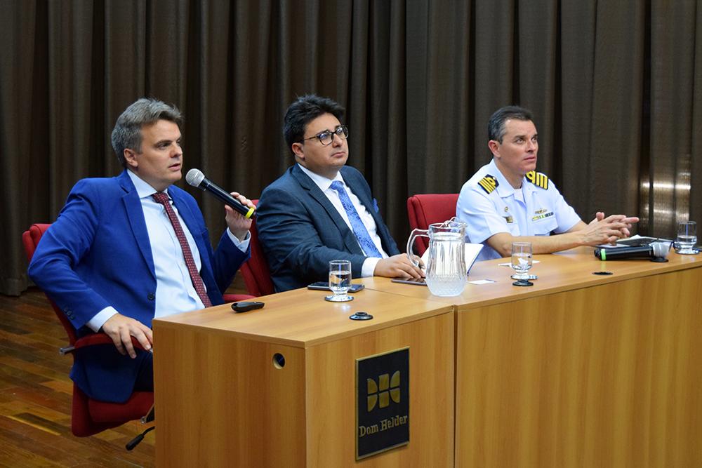 Tiago Zanella, Lucas Carlos Lima e Washington Luiz Vieira de Barros durante colóquio na Dom Helder