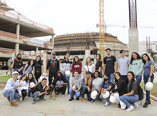 Os alunos foram guiados pelo engenheiro Marcos Lopes, que mostrou o projeto da Catedral Cristo Rei e a evolução da obra (Júlia Lopes/ NECOM)