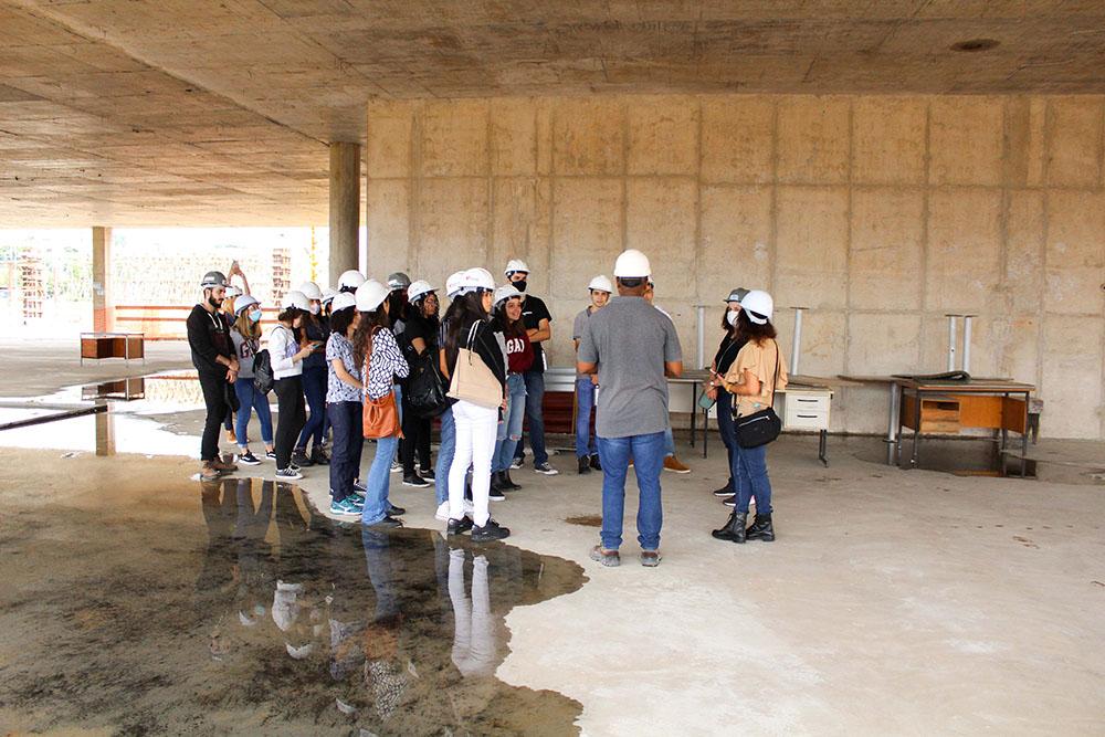 Os alunos foram guiados pelo engenheiro Marcos Lopes, que mostrou o projeto da Catedral Cristo Rei e a evolução da obra