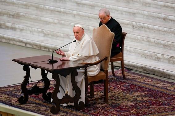 O Papa Francisco fala em audiência com freiras e superiores religiosos na Sala Paulo VI no Vaticano, na quinta-feira, 5 de maio de 2022. Francisco, 85 anos, foi levado para a plateia depois de sofrer de ligamentos distendidos no joelho direito