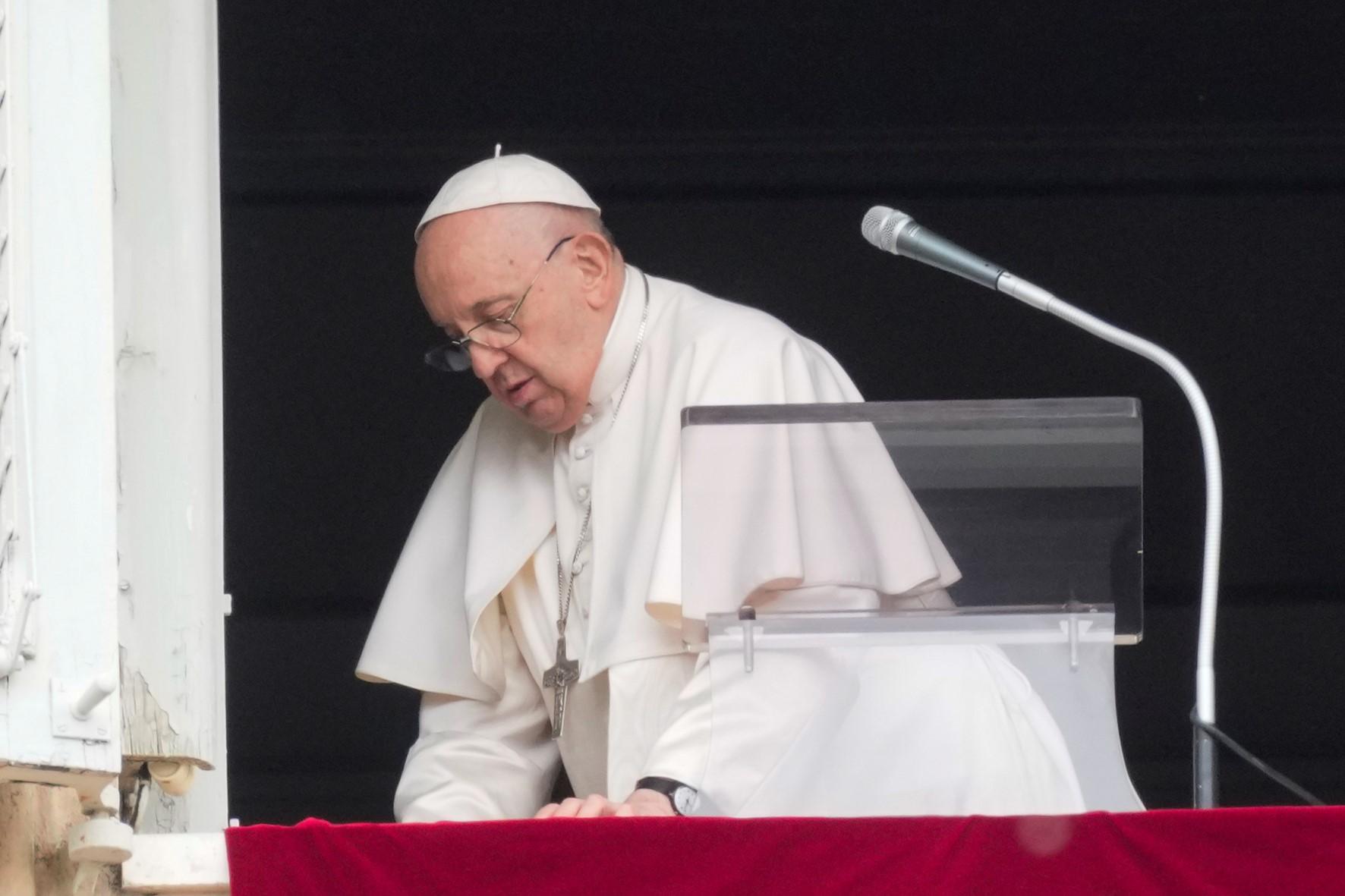 O Papa Francisco sai depois de recitar a oração do meio-dia Regina Coeli da janela de seu estúdio com vista para a Praça de São Pedro, no Vaticano, domingo, 8 de maio de 2022.