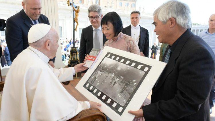 O fotógrafo vencedor do Pulitzer Nick Ut entrega ao Papa Francisco uma cópia de sua famosa foto