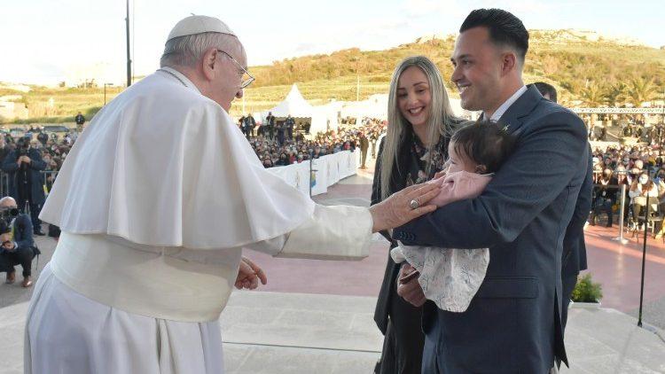 Papa abençoa família em viagem apostólica