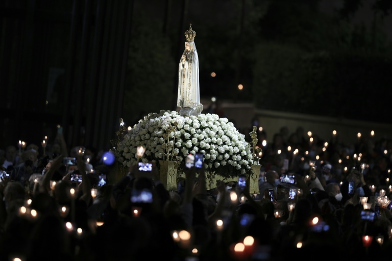 Uma estátua de Nossa Senhora de Fátima durante a tradicional procissão com velas no santuário de Fátima, no centro de Portugal, em 12 de maio de 2022