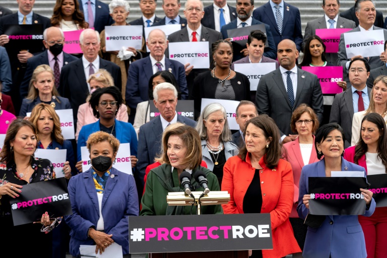 Um grupo de legisladores democratas se reúne na escadaria do Congresso, em Washington, para convocar os americanos a se mobilizar em defesa do direito ao aborto, em 13 de maio de 2022