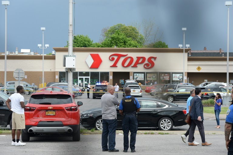 Polícia isola entrono de supermercado onde atirador matou 10 pessoas em Buffalo, Nova York, em 14 de maio de 2022