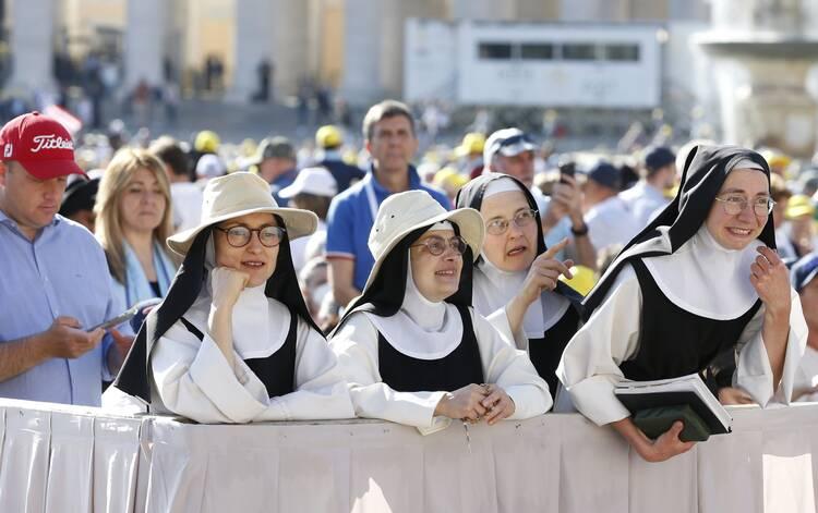 Freiras aguardam o início da celebração da missa do Papa Francisco para a canonização de 10 novos santos na Praça de São Pedro, no Vaticano, em 15 de maio de 2022. Cinco dos novos santos são da Itália, três da França, um da Índia e um da Holanda