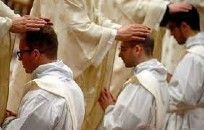 Padres colocam as mãos na cabeça de padres recém-ordenados durante uma missa de ordenação celebrada pelo Papa Francisco na Basílica de São Pedro, no Vaticano, em 12 de maio de 2019. ((Foto CNS/Yara Nardi, Reuters))