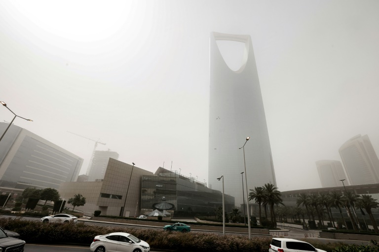 O arranha-céu Kingdom Centre, no centro de Riade, coberto por uma tempestade de areia, em 17 de maio de 2022