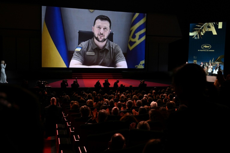 O presidente da Ucrânia, Volodymyr Zelensky, fez uma aparição virtual surpresa no Festival de Cannes