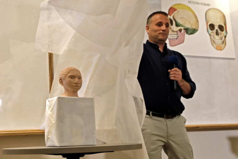 Professor Liran Carmel mostra escultura tridimensional do que seria o rosto do homem de Denisova, criado graças a um DNA, em Jerusalém, em 19 de setembro de 2019