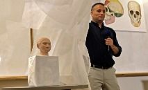 Professor Liran Carmel mostra escultura tridimensional do que seria o rosto do homem de Denisova, criado graças a um DNA, em Jerusalém, em 19 de setembro de 2019 (MENAHEM KAHANA/AFP)