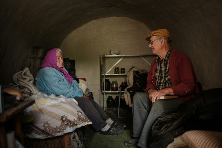 O professor de Biologia Oleksiy Poliakov e sua mulher Galina no porão que usam como refúgio na localidade de Sydoriv, Ucrânia
