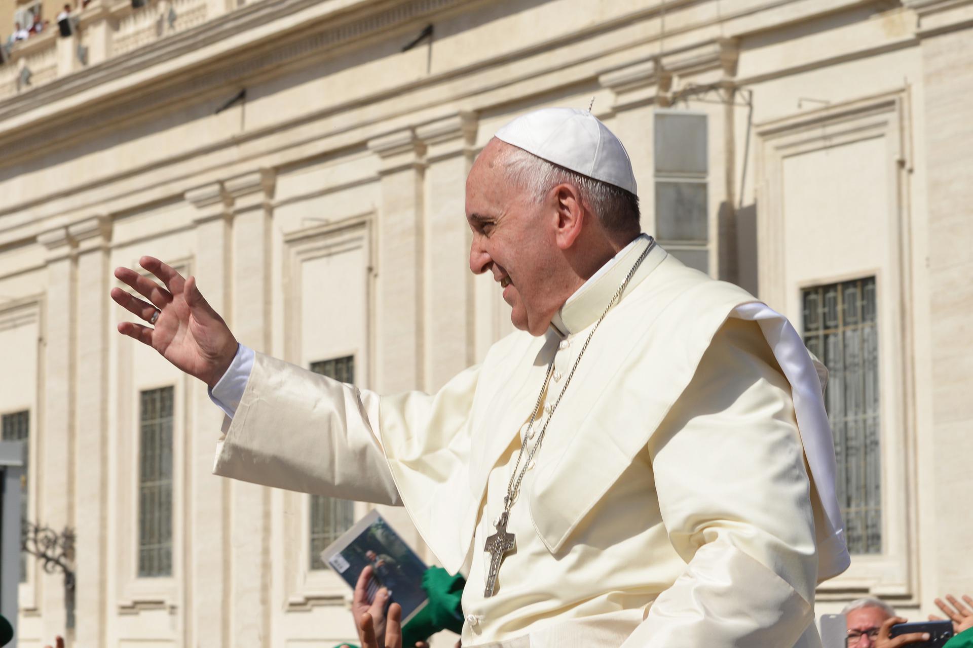 Papa alerta que acúmulos de fardos podem chegar todos de uma vez